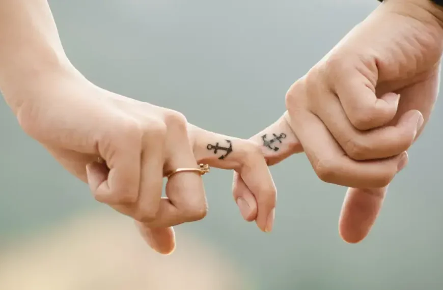 finger tattoos couples