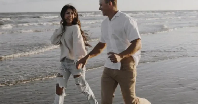 funny beach couple photoshoot